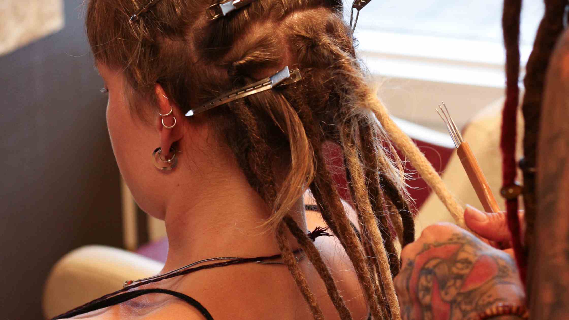 Hvordan påsættes dreadlock Extensions af ægte hår