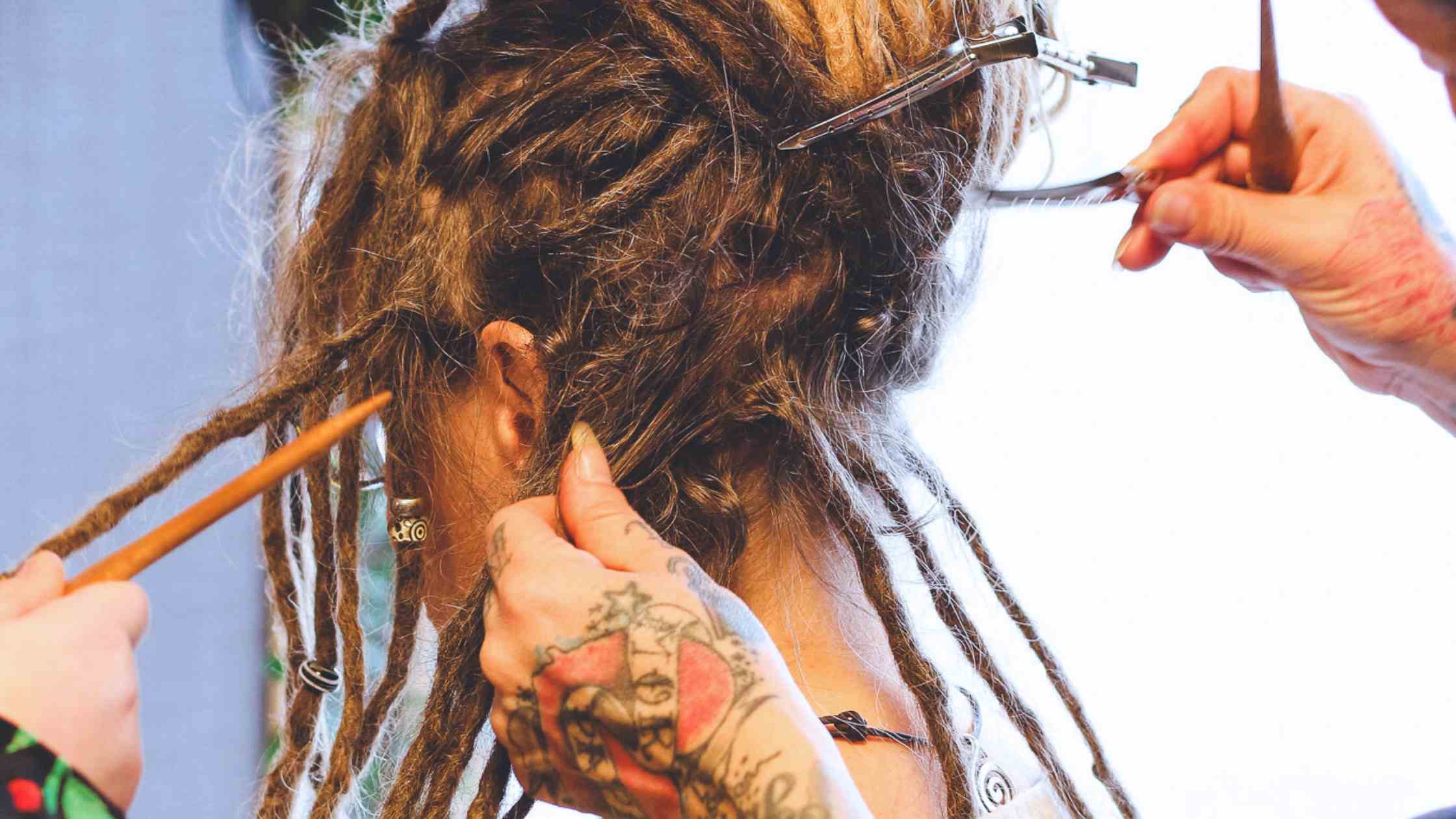 Hvordan vedligeholder man dreadlocks?