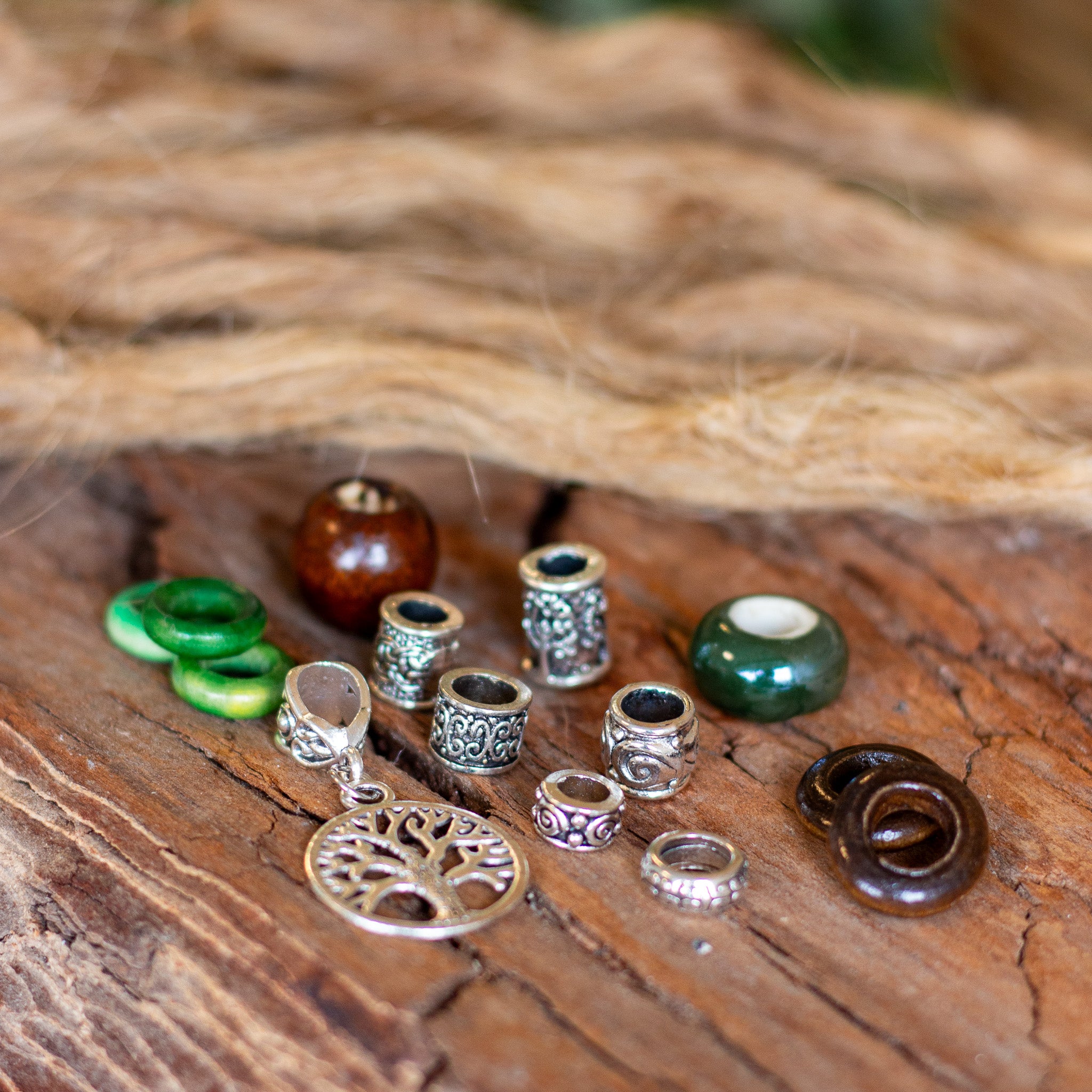 Dreadlock-Schmuckset mit silbernen Akzenten