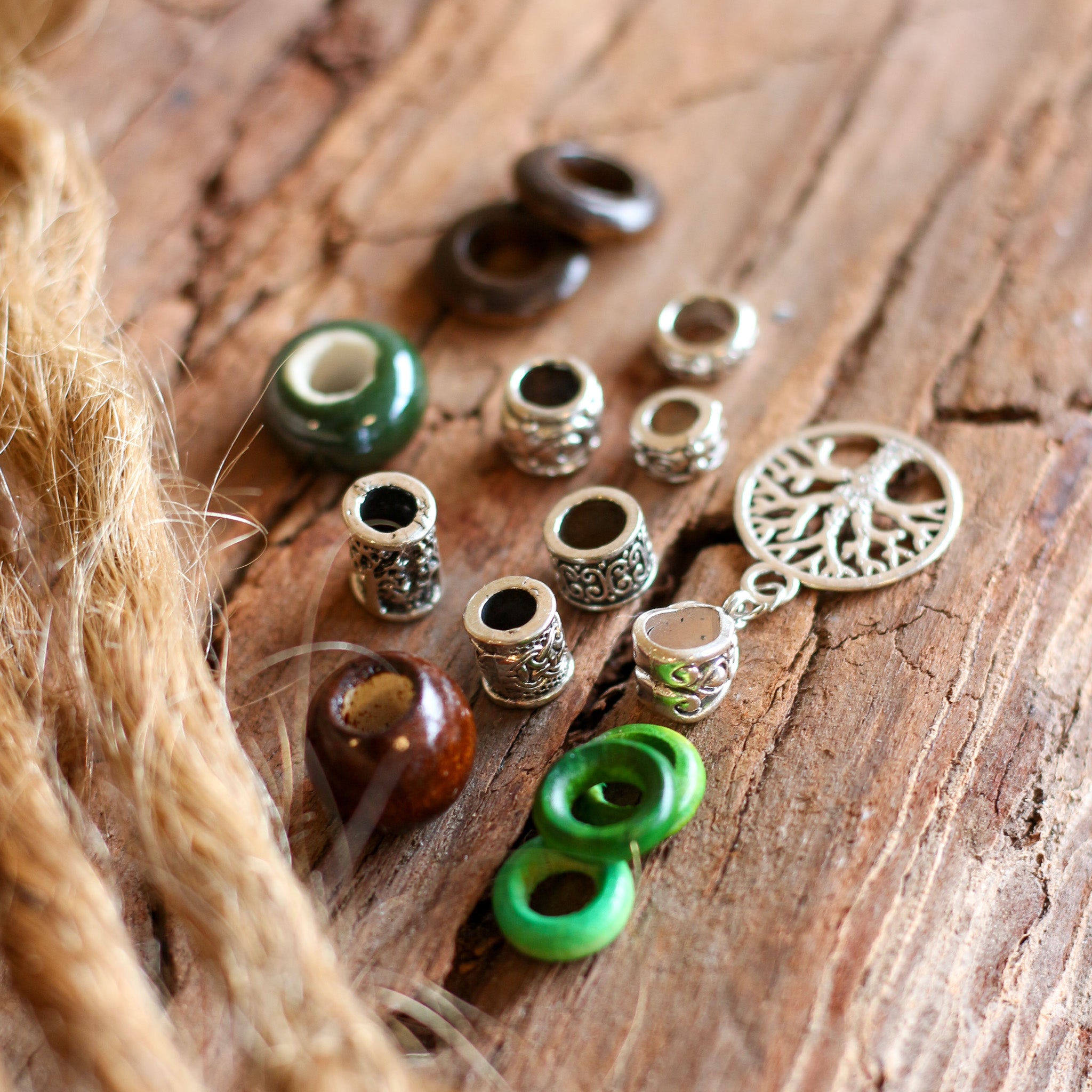 Dreadlock-Schmuckset mit silbernen Akzenten