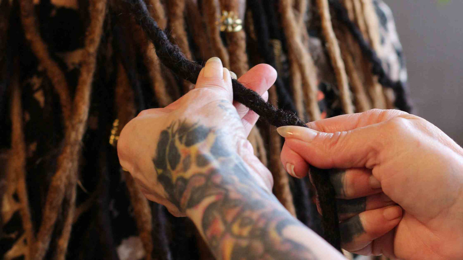Sådan finder du den rigtige størrelse perler til dine dreadlocks