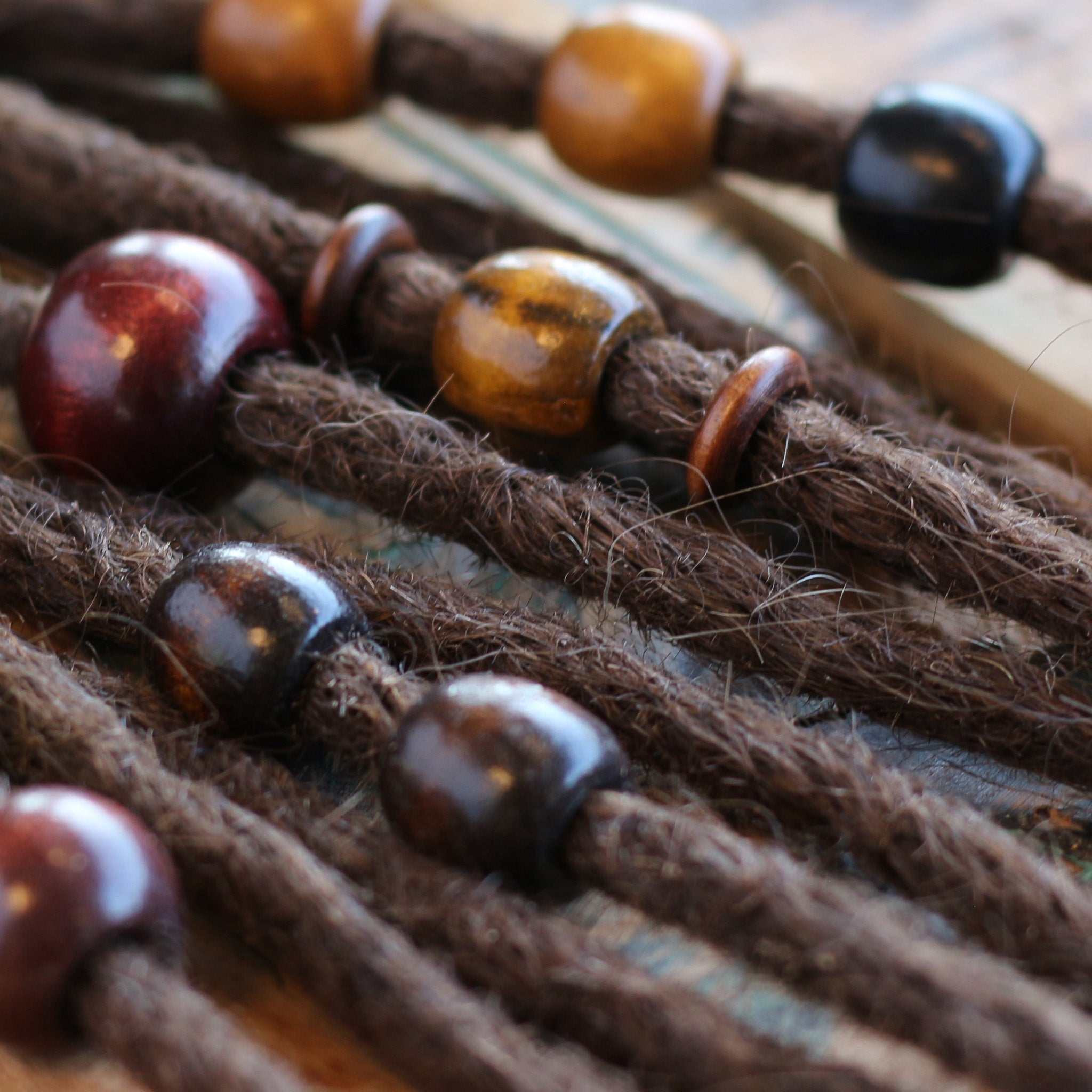 Rustikales Essence-Dreadlock-Perlenset aus Holz
